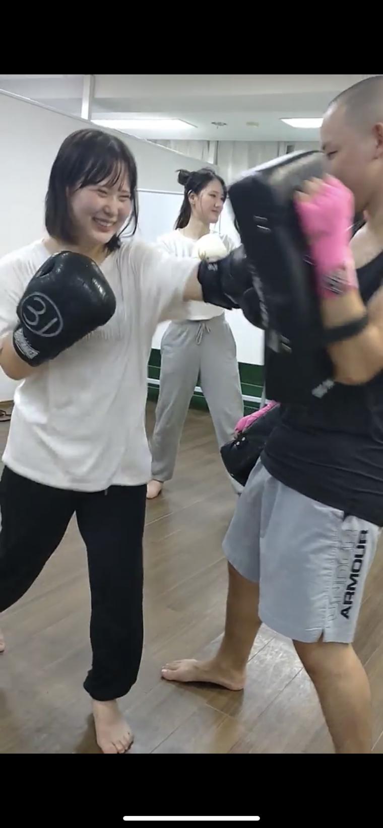 女性も笑顔でパンチ！！