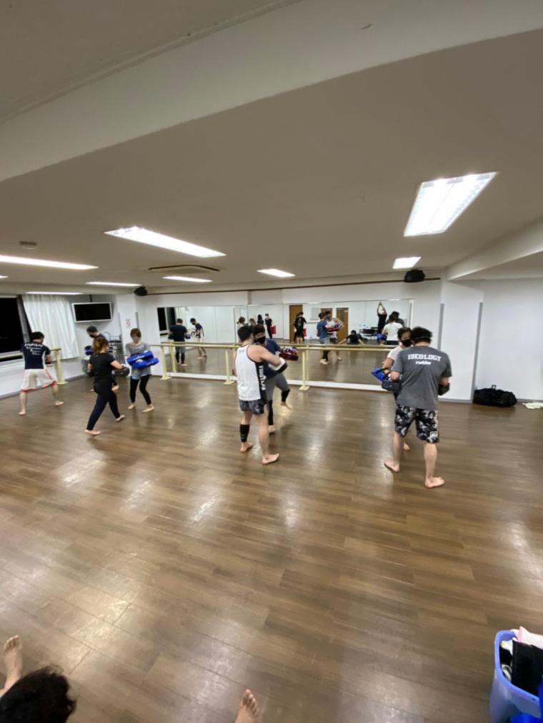なるべく離れて練習しています